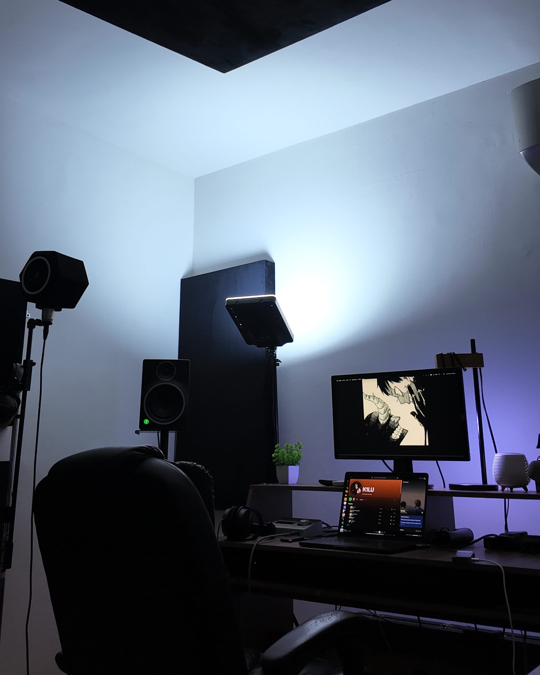 Estudio K1StudioClub: escritorio, monitores y micrófono
