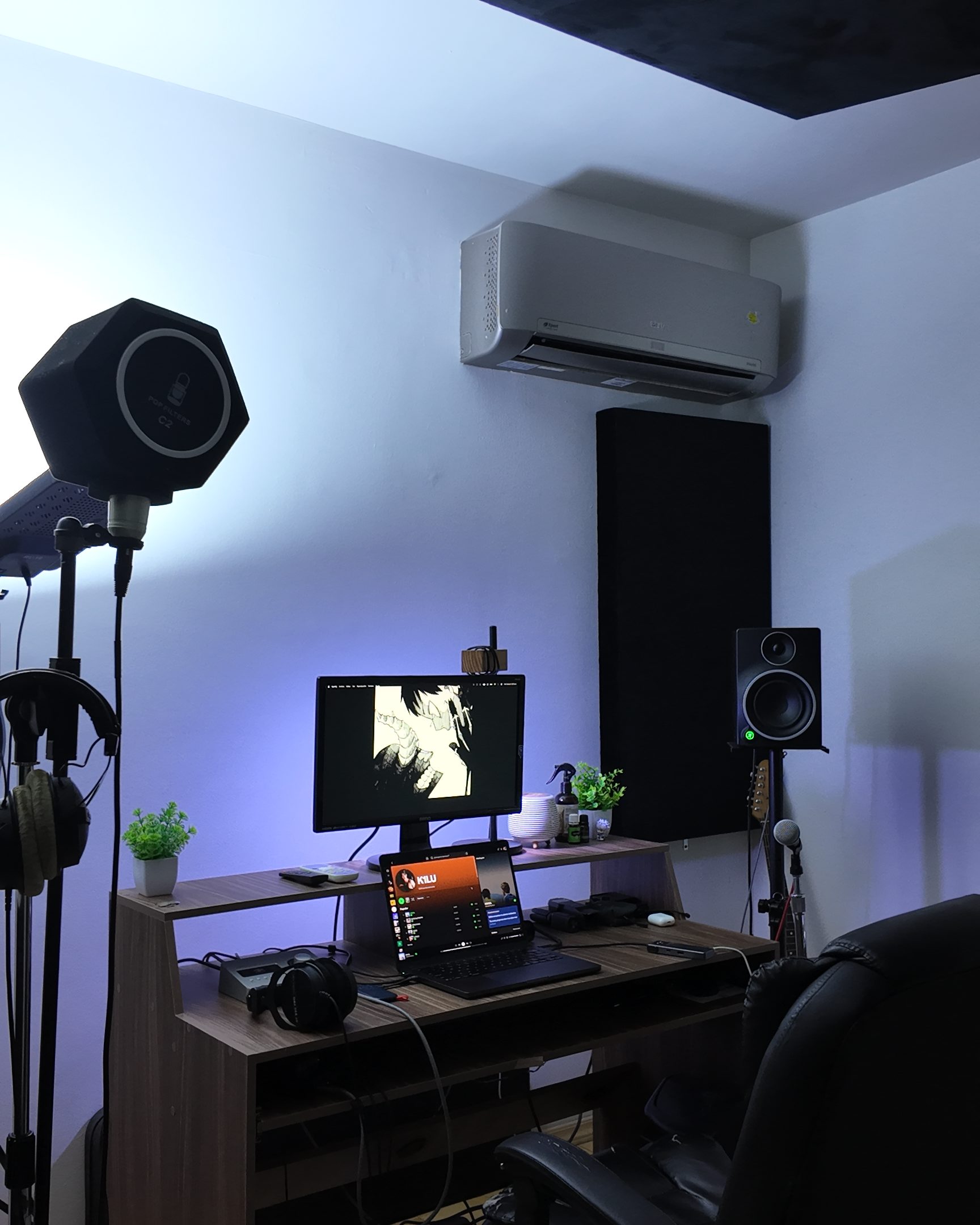 Estudio K1StudioClub: micrófono con filtro, aire acondicionado y paneles acústicos